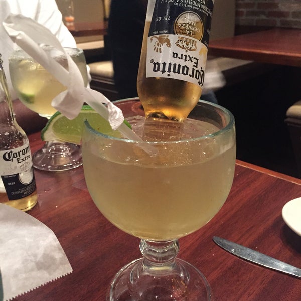 Das Foto wurde bei Tacos &amp; Tequilas Mexican Grill von Iris am 5/14/2016 aufgenommen