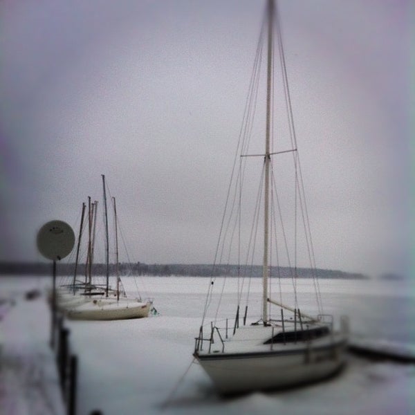 Довод регата. Яхт-клуб мираж увильды. Яхты на увильдах. Яхт клуб мираж. Яхт клуб увильды.