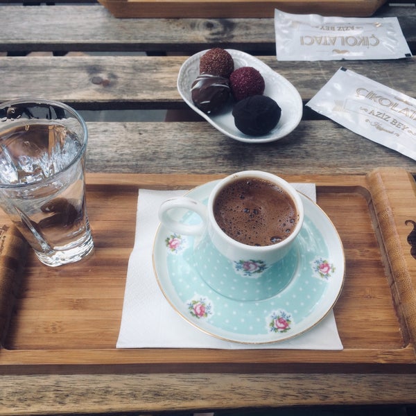 รูปภาพถ่ายที่ Çikolatacı Aziz Bey โดย Derya B เมื่อ 8/15/2019