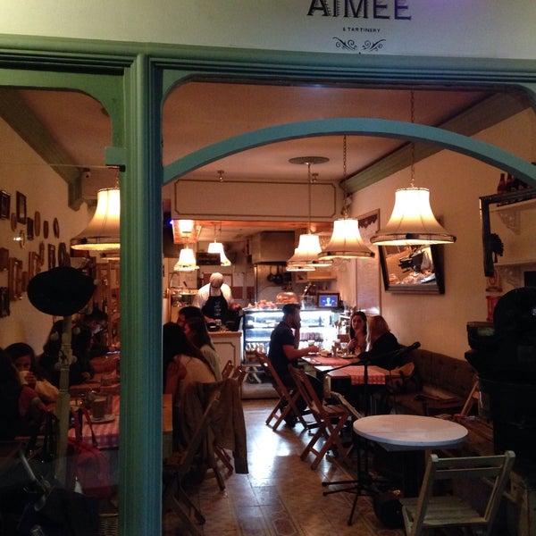Foto scattata a Aimée Sidewalk Cafe &amp; Tartinery da Rox R. il 8/20/2016