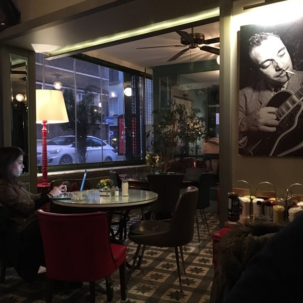 รูปภาพถ่ายที่ Susam Cafe โดย Emre B. เมื่อ 2/17/2018