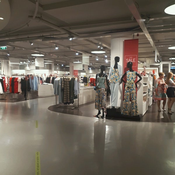 Foto scattata a Steffl Department Store da Petya K. il 7/13/2020