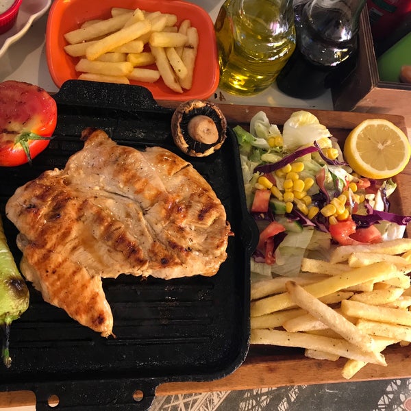 Снимок сделан в Aisha Cafe &amp; Restoran пользователем Gökçe A. 7/27/2017