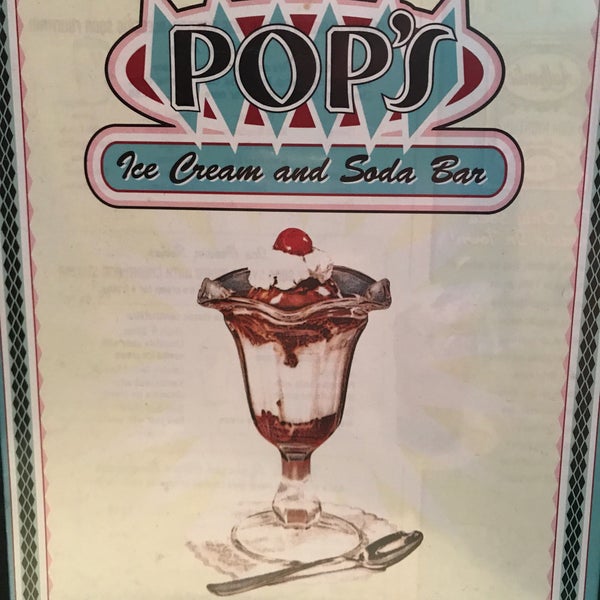 รูปภาพถ่ายที่ Pop&#39;s Ice Cream &amp; Soda Bar โดย Traicey T. เมื่อ 8/19/2017