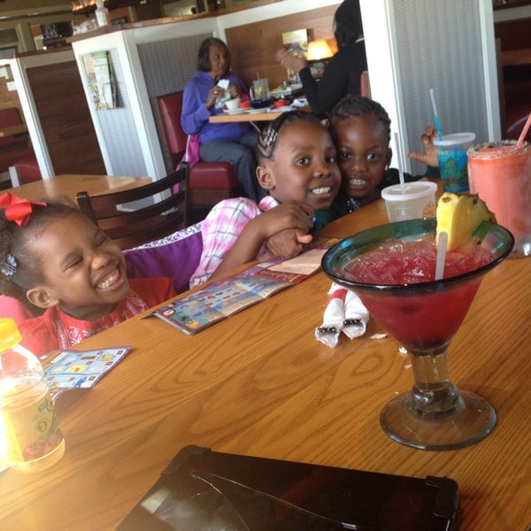 Photo taken at Chili&#39;s Grill &amp; Bar by Enjanae P. on 3/31/2014
