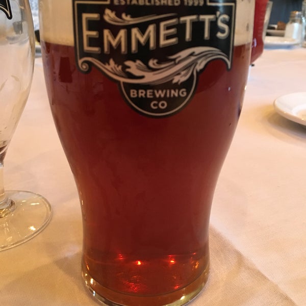 รูปภาพถ่ายที่ Emmett&#39;s Tavern &amp; Brewing Co. โดย Keith R. เมื่อ 4/29/2018