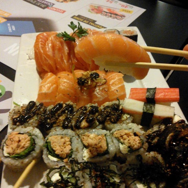 Foto tirada no(a) Oshi Sushi por Luanda M. em 5/4/2014