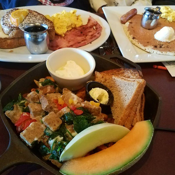 Photo taken at Hash House A Go Go - Plano by Raymond M. on 12/23/2017
