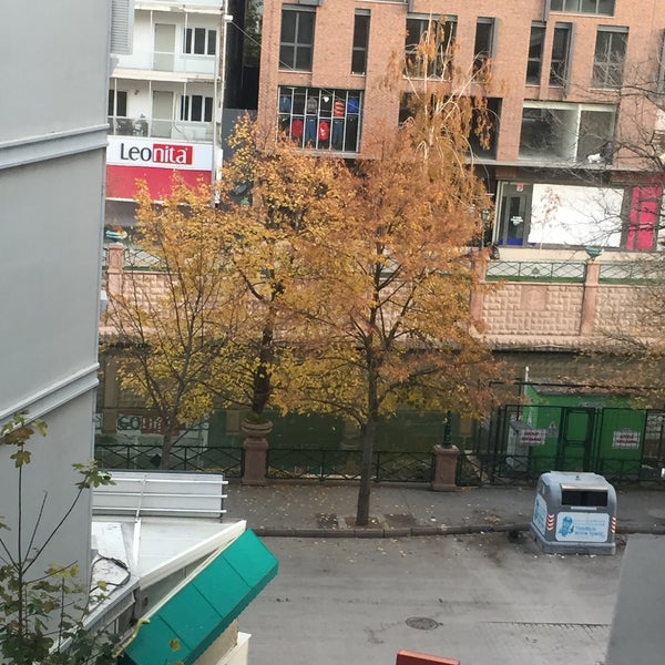 รูปภาพถ่ายที่ Sennacity Hotel โดย FATİH DİLMEÇ เมื่อ 11/11/2019