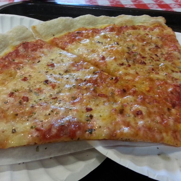 5/31/2014 tarihinde Justin M.ziyaretçi tarafından Louie&#39;s Pizzeria and Restaurant'de çekilen fotoğraf