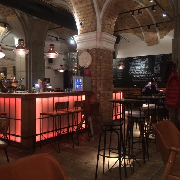 Foto tirada no(a) innio restaurant and bar por Vasilis S. em 10/26/2014