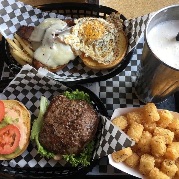 รูปภาพถ่ายที่ Blue Moon Burgers Fremont โดย Dana เมื่อ 12/9/2015