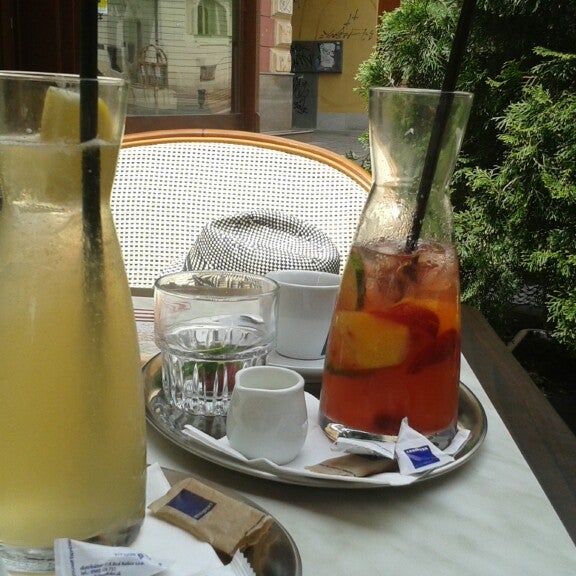 6/8/2014 tarihinde Miklós L.ziyaretçi tarafından Carpano Café-Restaurant'de çekilen fotoğraf