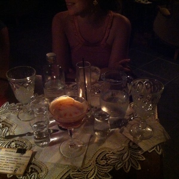 6/27/2015 tarihinde Leyla I.ziyaretçi tarafından Old Fashioned Cocktail &amp; Absinthe Bar'de çekilen fotoğraf