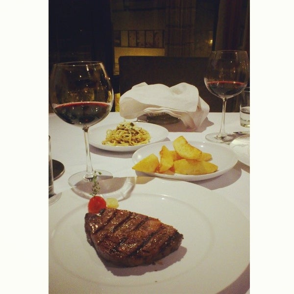 5/16/2014にJonessa M.がElbert&#39;s Steak Roomで撮った写真