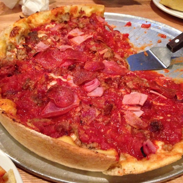 รูปภาพถ่ายที่ Kennedy&#39;s Chicago Pizza โดย Brenda T. เมื่อ 9/25/2013