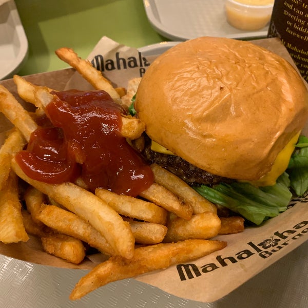 Foto tirada no(a) Mahaloha Burger por おぜ。 em 7/7/2019