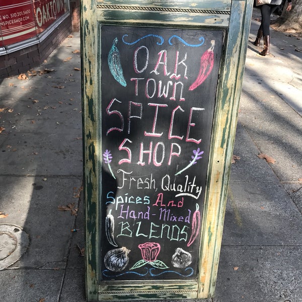 Foto tirada no(a) Oaktown Spice Shop por Maddy C. em 10/30/2017