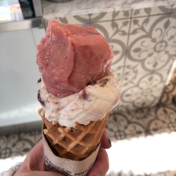 Снимок сделан в Jeni&#39;s Splendid Ice Creams пользователем Lisa Y. 12/21/2019