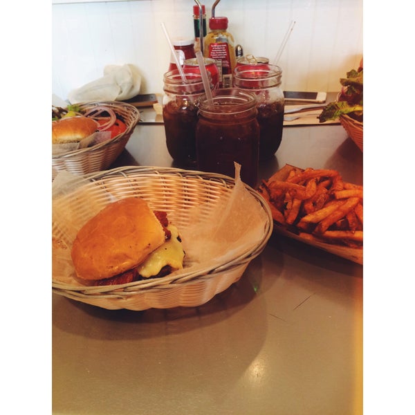 Foto diambil di Burgers &amp; Cupcakes oleh Jere C. pada 3/4/2015