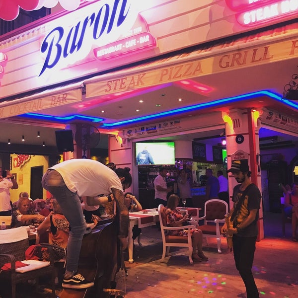 Foto tirada no(a) Baron Restaurant &amp; Cafe por Dursun D. em 9/28/2017