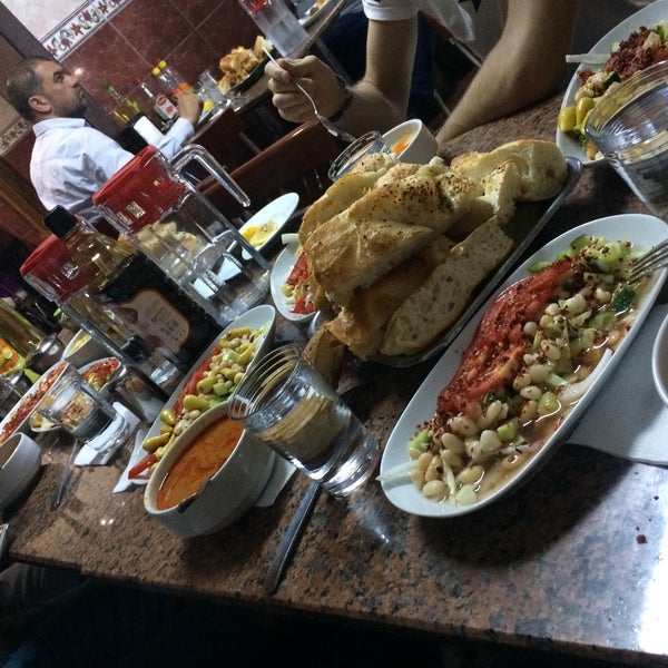 Снимок сделан в kol köfte tarihi Sofram Restaurant ( Fethi Baba&#39;nın Yeri) пользователем Rıdvan T. 6/16/2016