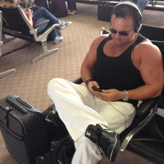 Foto diambil di USO Hawaii&#39;s Airport Center oleh Eddie G. pada 10/27/2012