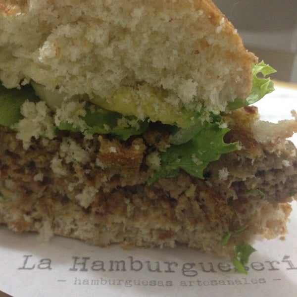 Das Foto wurde bei La Hamburgueseria, hamburguesas artesanales von Leonel D. am 5/7/2014 aufgenommen