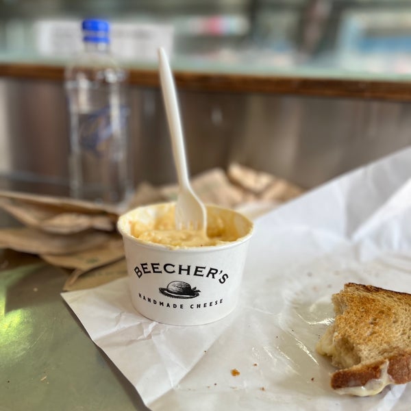 Foto diambil di Beecher&#39;s Handmade Cheese oleh Lisa pada 8/17/2022