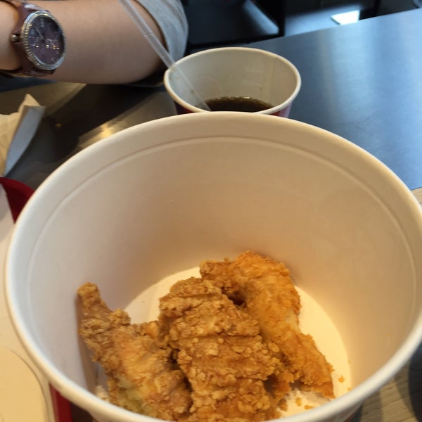 Foto diambil di KFC oleh Laurens B. pada 5/30/2015