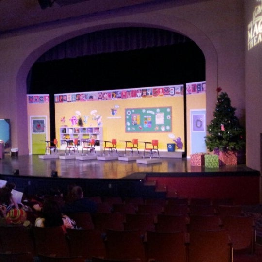 Foto tirada no(a) Magik Theatre por Marissa T. em 12/1/2012