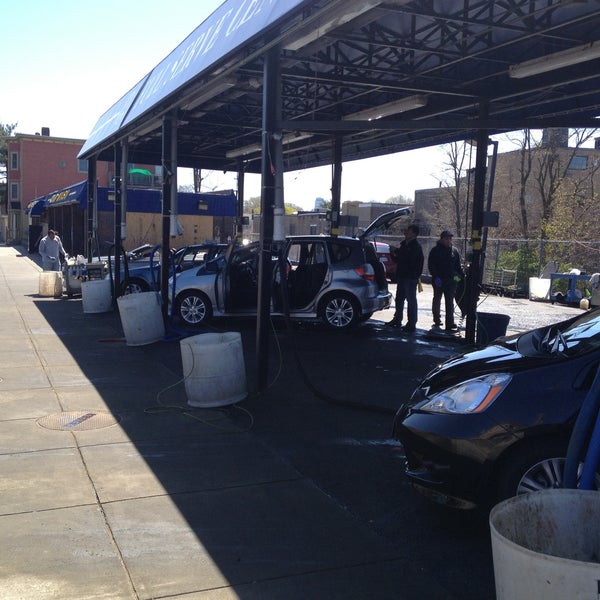 Foto tomada en Somerville Car Wash  por Nic T. el 4/21/2013