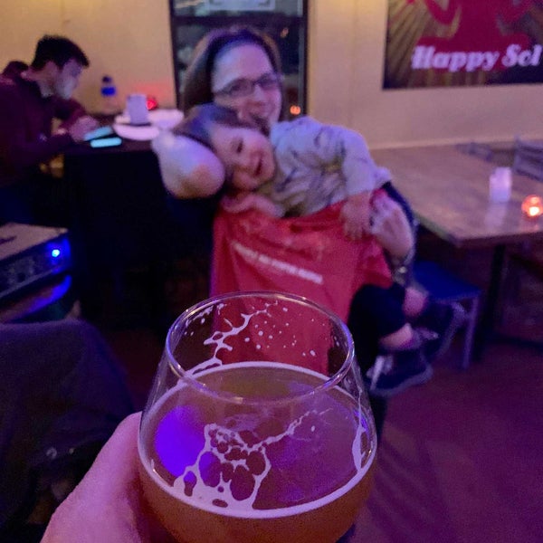Foto diambil di Somerville Brewing (aka Slumbrew) Brewery + Taproom oleh Nic T. pada 3/5/2019