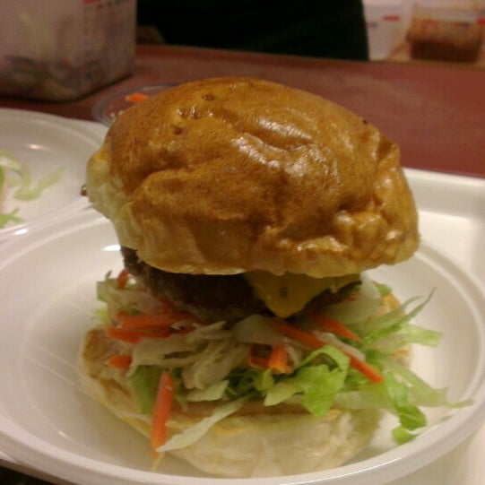 2/15/2014 tarihinde Adam B.ziyaretçi tarafından Big Daddy Burger Bár'de çekilen fotoğraf