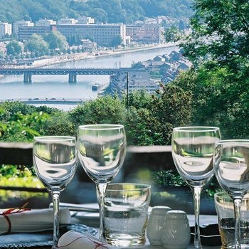 Excellent dining experience overlooking the city of Namur and the river Meuse. You'll be served by students of the Namur Hotel School, tomorrow's chefs and maîtres d'hôtel.