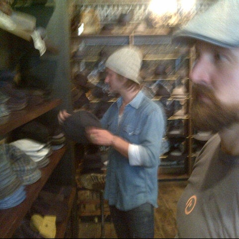 Foto diambil di Goorin Bros. Hat Shop - West Village oleh Stephen L. pada 10/14/2012
