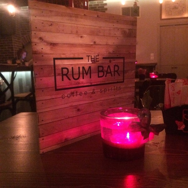 รูปภาพถ่ายที่ The Rum Bar cocktails &amp; spirits โดย Kalopitas M. เมื่อ 12/30/2015