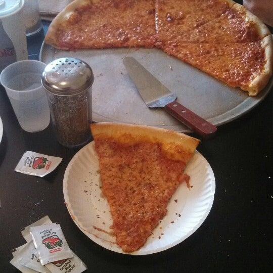 Foto diambil di Hoboken Pie oleh Chandler R. pada 5/23/2014