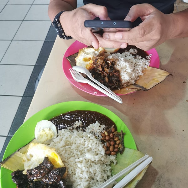Early nasi lemak place. They don't have the outdoor section anymore. Juz a table inside..