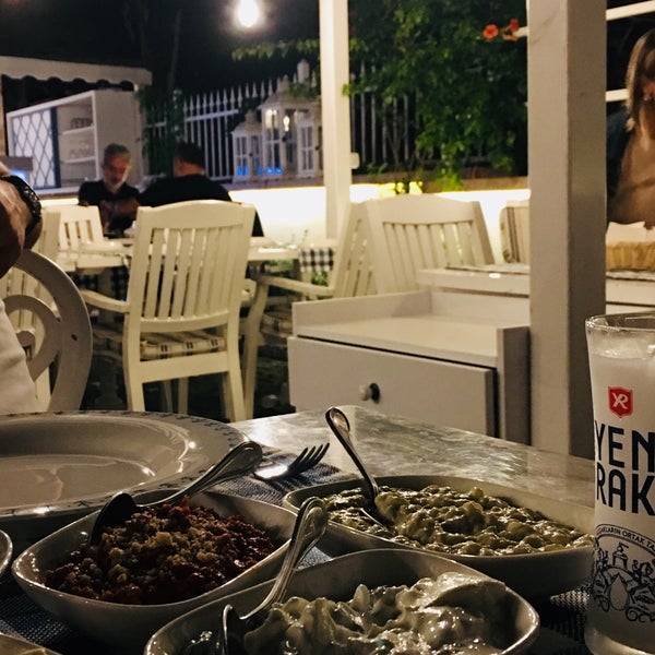Foto diambil di Side Route Bar &amp; Grill oleh CihanMerveArık. pada 10/5/2019
