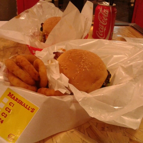 Foto tirada no(a) Marshall&#39;s Burger por Choco Au em 6/24/2014
