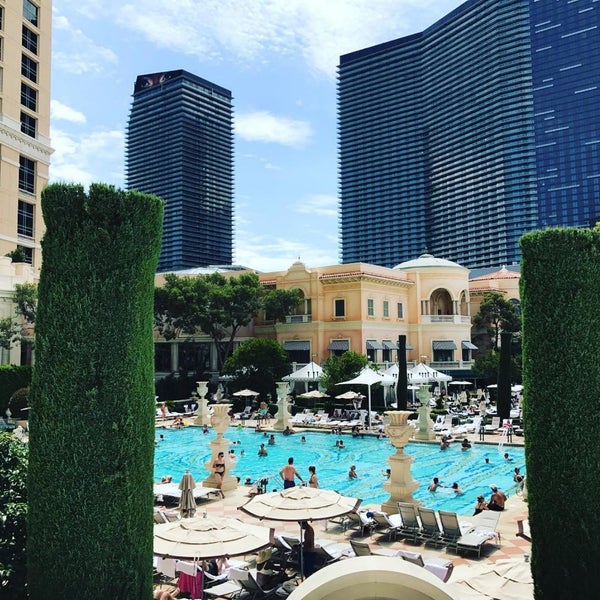 Photo taken at Bellagio Pool by MDSR 👷‍♂️ on 9/5/2019
