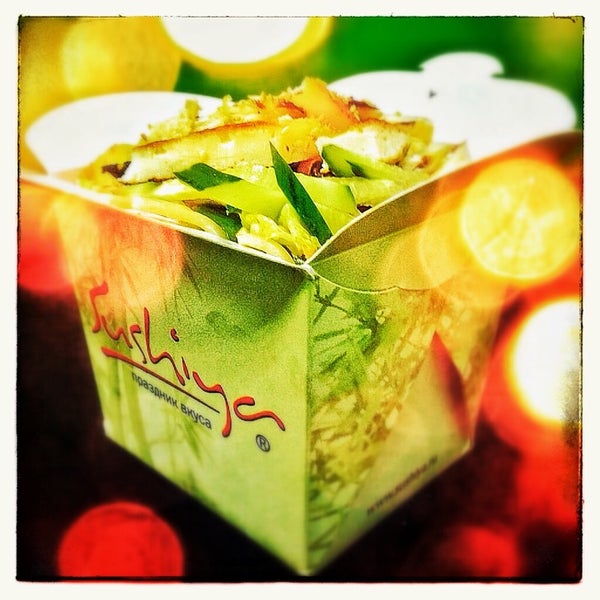 Если вы еще не знакомы с китайской едой в коробочках, предлагаем Вам эту ситуацию поскорее исправить. Ведь содержимое таких коробочек — в высшей степени сытное лакомство.