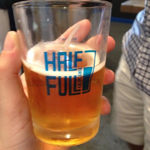 รูปภาพถ่ายที่ Half Full Brewery โดย Rachael L. เมื่อ 6/8/2013