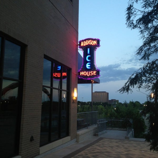 Foto tirada no(a) Addison Ice House por Harmon W. em 6/17/2013