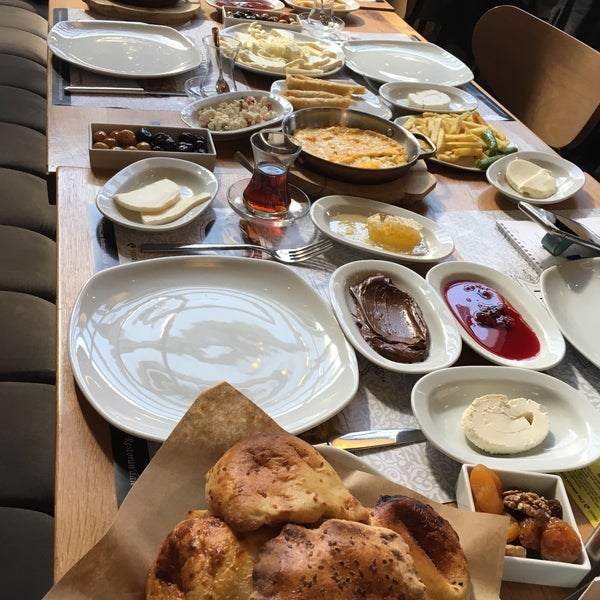 รูปภาพถ่ายที่ Kalaylı Restoran โดย omerf@ruk ✈ 🌍 เมื่อ 2/24/2018