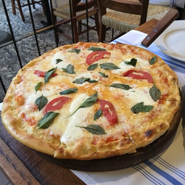La pizza Margherita es muy rica. Es mejor ir en fin de semana porque hay mas variedad de postres.