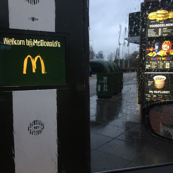 รูปภาพถ่ายที่ McDonald&#39;s โดย Charlotte J. เมื่อ 1/1/2018