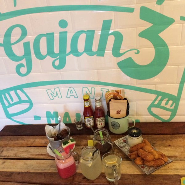 รูปภาพถ่ายที่ Gajah Tiga Café โดย Ixxatuls เมื่อ 4/14/2016