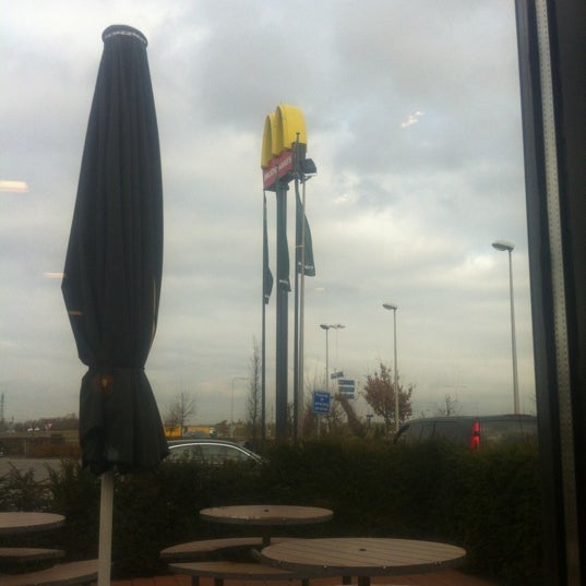 รูปภาพถ่ายที่ McDonald&#39;s โดย Bas v. เมื่อ 11/27/2012